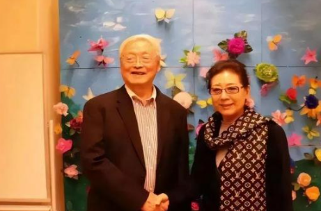 71岁知名歌唱家，与二婚丈夫无子无女，选择花500万住养老院