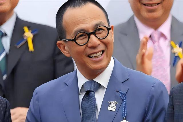 2909亿身价有何用？97岁的李嘉诚徐徐老矣，两个60岁儿子已成心病