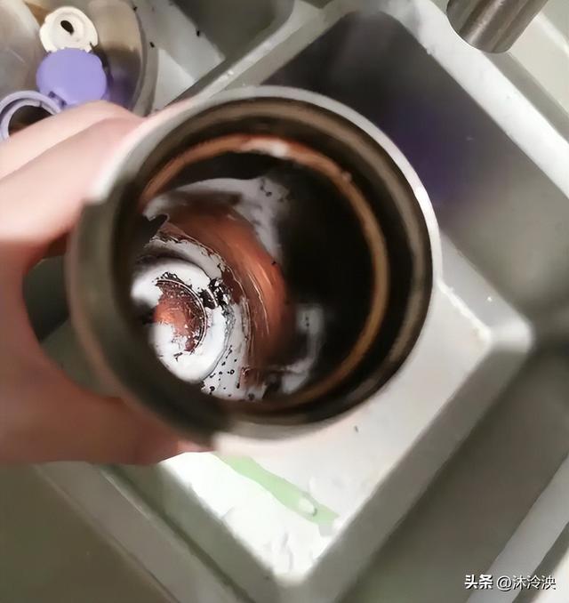 央视曾曝光的“夺命毒杯”，热水进“毒水	”出	，看看你家有没有