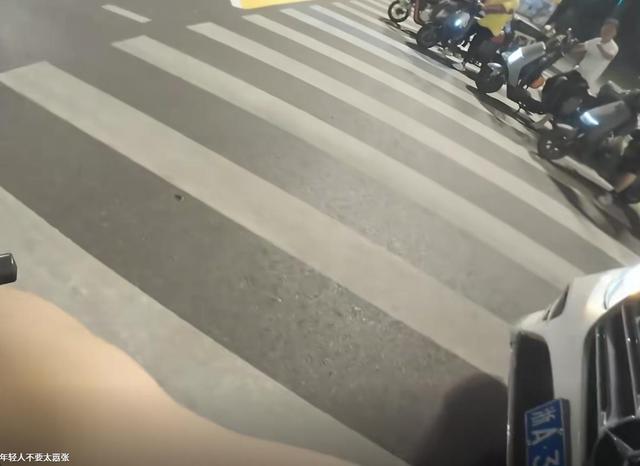 又一个奔驰姐！女司机路口长鸣笛，催促骑手让行，最后直接撞上了