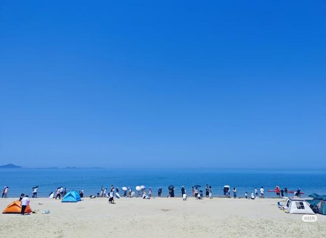烟台的海景无敌了，玻璃海果冻海，比威海、青岛的海好看