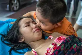 感人！河南姐弟被父母遗弃，7岁弟弟带着姐姐看病：别怕，我养你图片