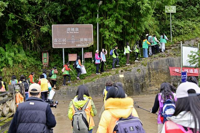 以脚步丈量生态 用行动守护文明 "环保志愿‘趣’游蓉城"系列首站——大邑药师岩生态徒步环境清洁活动完美落幕