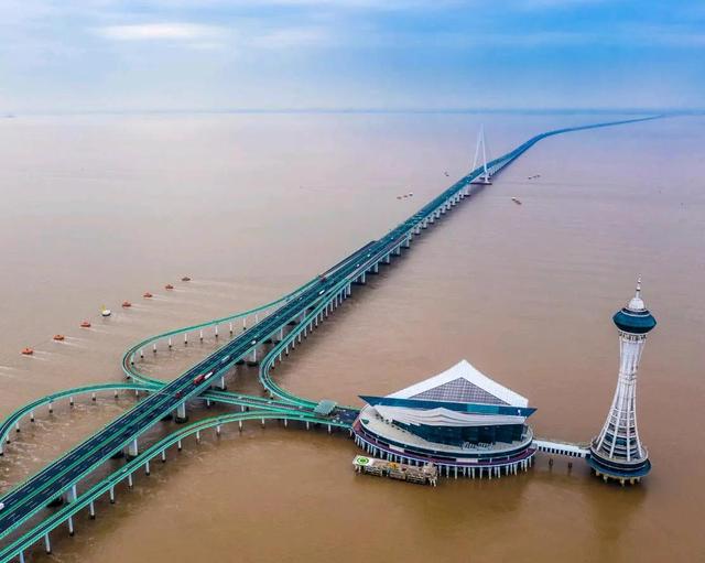 非洲和亚欧大陆最窄处，只隔了14公里，为什么不能建造跨海大桥？