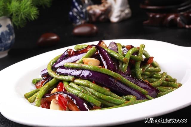 豆角焖茄子，一道充满家常风味的美食。