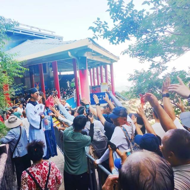 华山：排队也能嗨翻天？北峰索道这波操作我给满分！