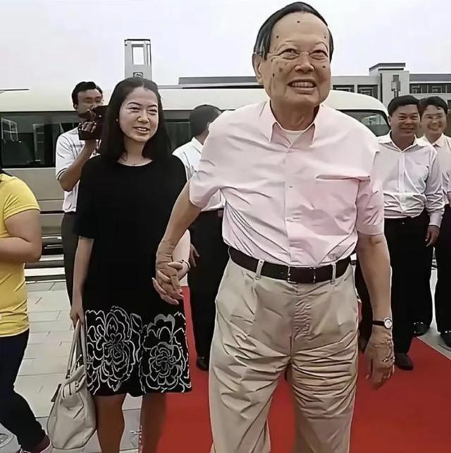 这该死的姻缘 | 103岁杨振宁为49岁翁帆庆祝生日