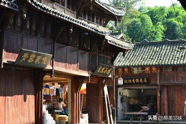 成都古镇独一份！依水而建的彩色吊脚楼超好看，古镇玩出“潮”花样