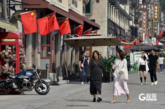 喜迎国庆，青岛历史城区换“红妆”
