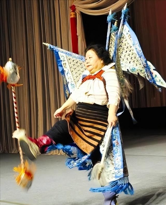 吃里扒外、永不回国？带30名演员留美不归，如今年过花甲归来