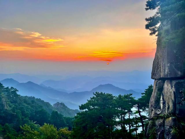 5个观景台+凌晨4点的日出：华山的险，藏着让人尖叫的光影密码