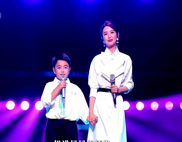 佟丽娅和儿子朵朵同台演唱《世上只有妈妈好》，小酒窝台下打Call