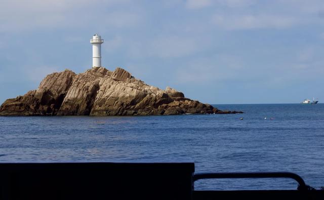 东极岛在浙江舟山，也叫中街山列岛，在沈家门半升洞码头可以坐船