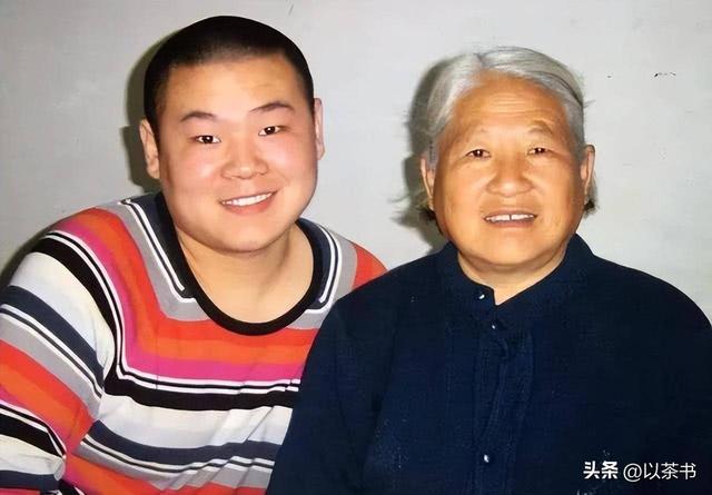 一人挣钱全家花！岳云鹏弟弟全国骑行看望老母，有哥在啥都不用干