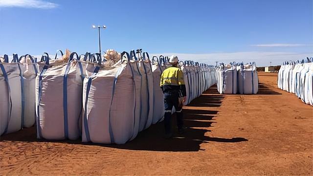 特朗普甩锅，欧洲扩军梦碎稀土！中国稀土一断，武器瞬间变废铁！