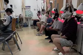 “吊脖子”还不忘玩手机，健康管理要补上自律这一课图片