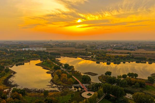 晚霞映照下的宁阳洸河湿地公园