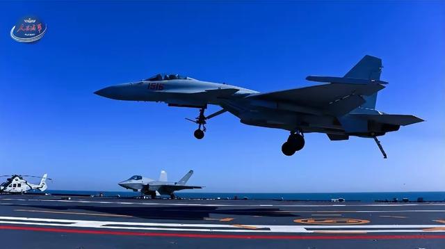 美国代表团刚到北京，中国当天向全球公开，福建舰弹射歼-35画面