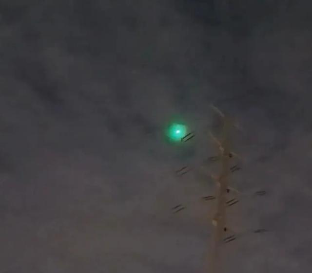 飞机遭遇银色不明飞行物,悬在半空中,离机翼很近