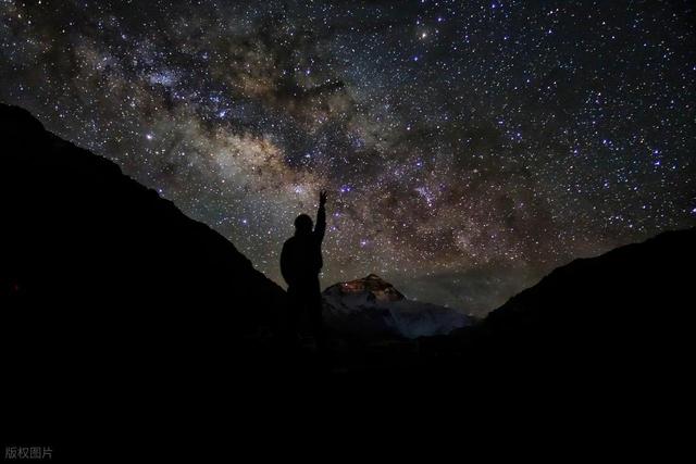 为什么爬珠穆朗玛峰登顶要半夜十二点出发？白天出发不行吗？