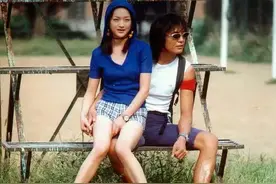 演员​周迅17岁时，艺术家潘鸿海给她画了26幅人体画，现在价值千万图片