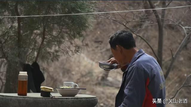 泰山挑山工，一趟120斤，健身博主直言：这活一般人就不要想了