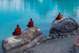 川西“西天瑶池”！在玉隆拉措，遇见一见钟情的圣湖与雪山秘境！图片