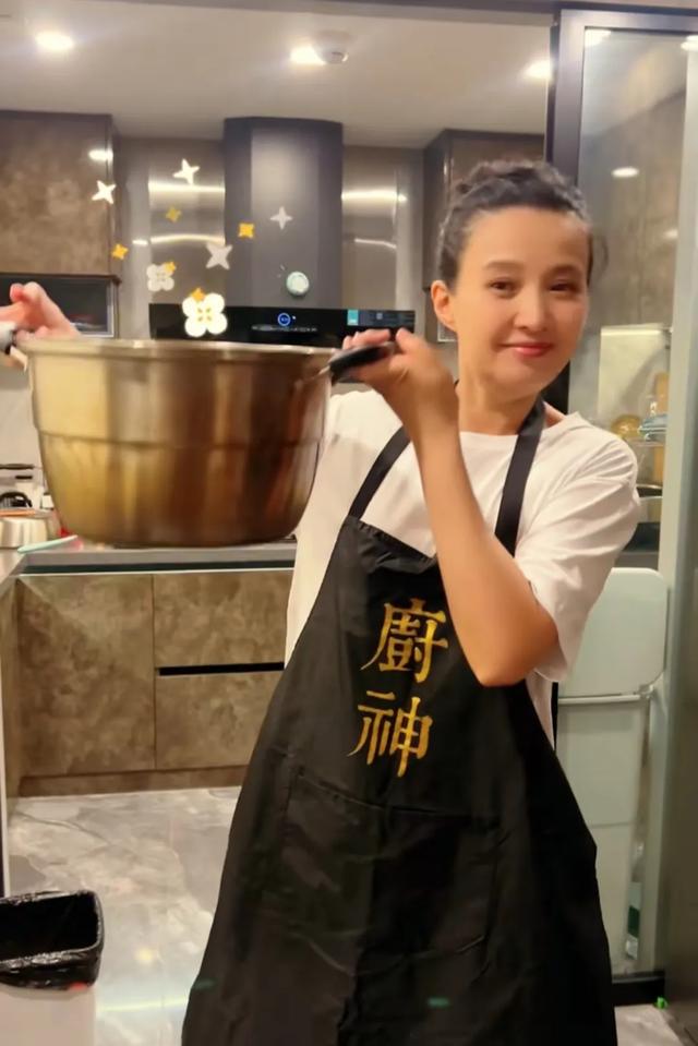 49岁李煜庆祝生日，68岁张丰毅罕见亮相，啜妮和连奕名低调现身！