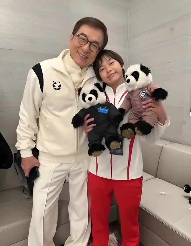 成龙邀请全红婵：找你拍电影免费行不行？全红婵高情商回应太绝了