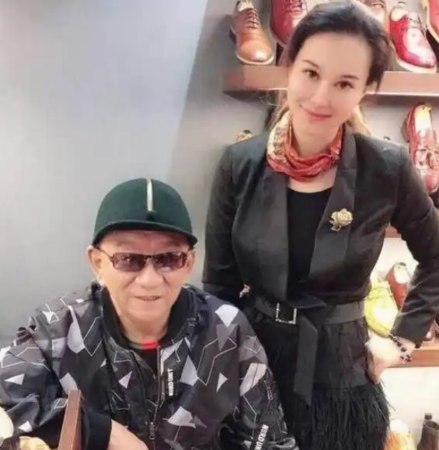 79岁侯耀华晚年凄凉！独居北京无保姆照料，家里脏乱差环境寒酸