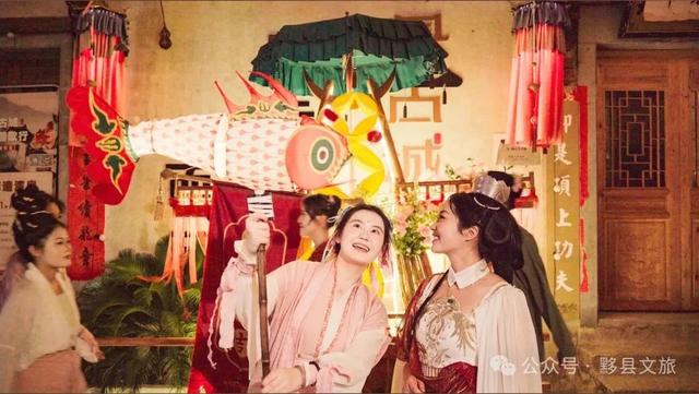 这场“天天见”的非遗夜游，藏着黟县夏夜所有浪漫 | 皖美夏日