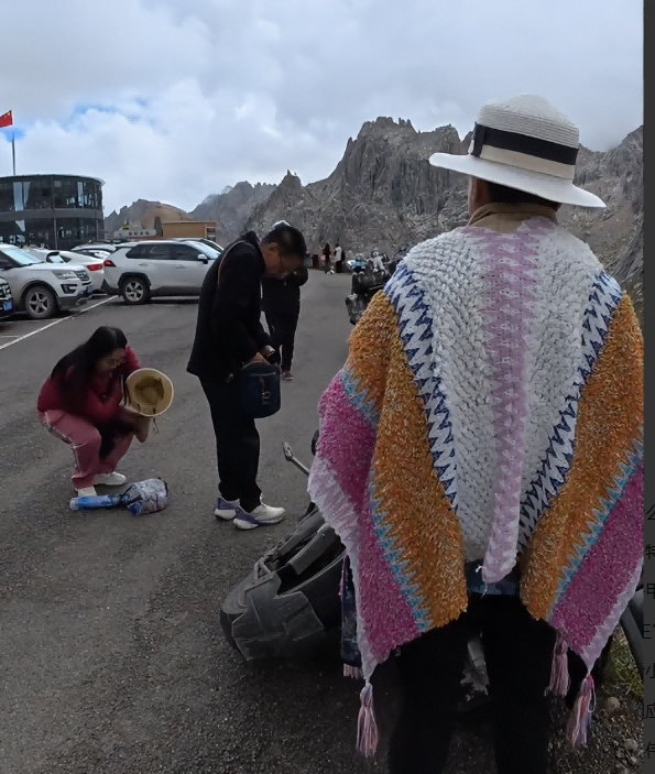 东北大妈进藏旅游，私自骑路边价值20万摩托，翻车后逃逸 拉黑车主