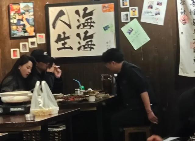 汪峰恋爱脑上头，飞新疆陪森林北吸烟都不下饭桌，女方翻手机查岗