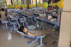 同样是小学午睡，没有对比就没有伤害！图片