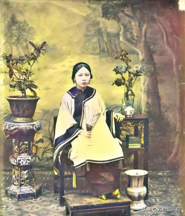 老照片：晚清时期，一名被浸猪笼的女子，躺在地上，民众冷漠围观