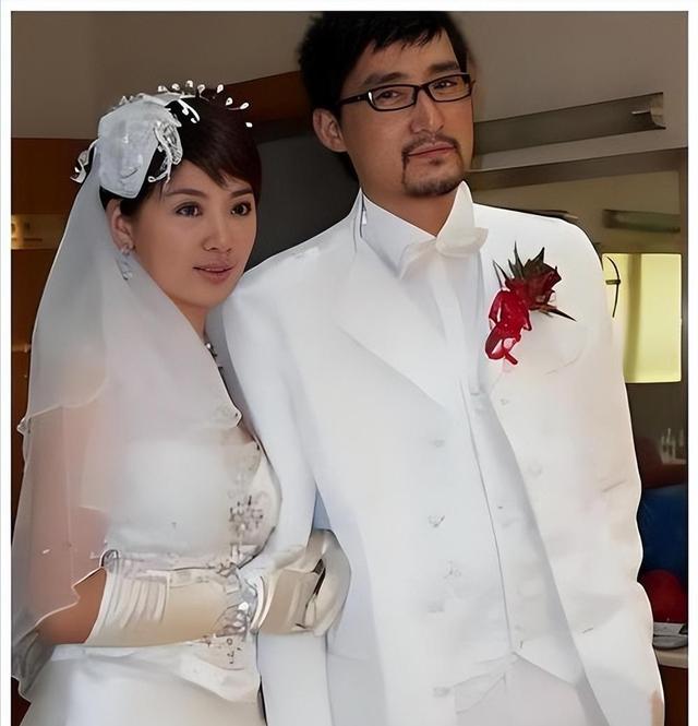 她靠一部剧吃一辈子，二婚嫁小6岁穷小子，如今丈夫红到让人嫉妒