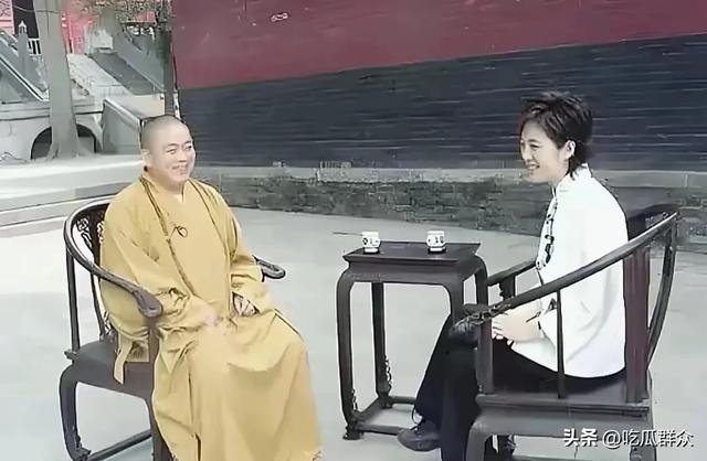 释永信与美女的同框，他笑起来的时候挺憨厚的，同框个个都是美女
