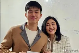 英拉又陪21岁学霸儿子领奖！母子俩很开心，孩子的父亲却没露面图片