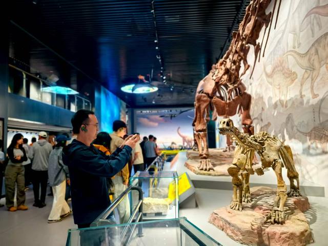 全国广电融媒体走进新疆地质矿产博物馆 感受大美新疆的地下宝藏