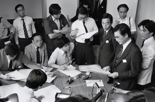 特朗普压哨签字，芯片回扣引爆辞职潮！美国封锁为何越来越不灵？