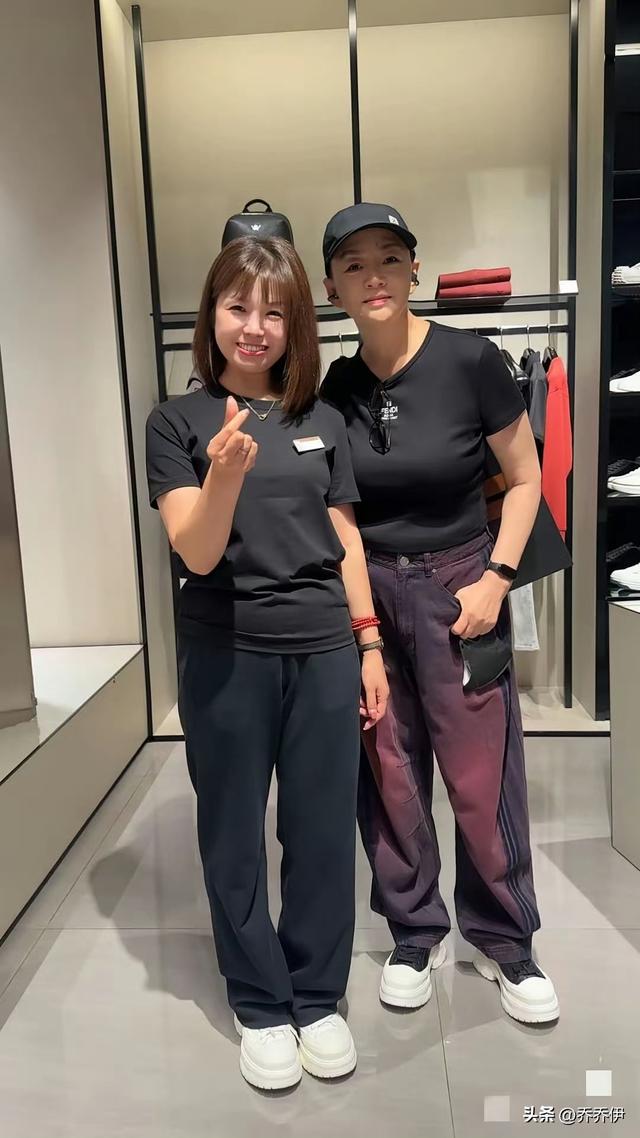 宋丹丹在北京逛阿玛尼被偶遇，65岁的她抹了口红