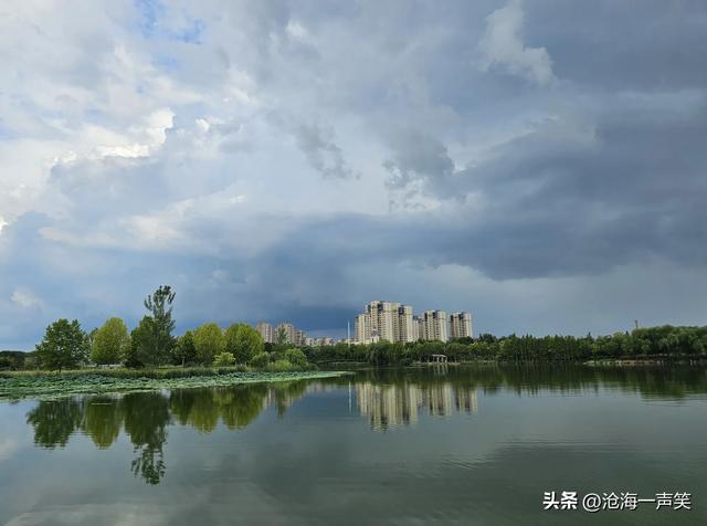 醉美的景色，蓝天白云，绿树倒影，高楼映影，醉了爱了乐了美了