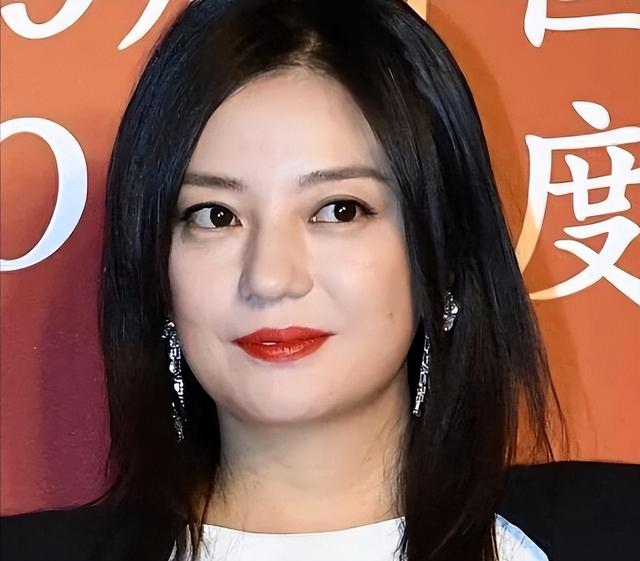 面相又变了！49岁赵薇广东吃饭又老又凶，当年的小燕子再也回不去