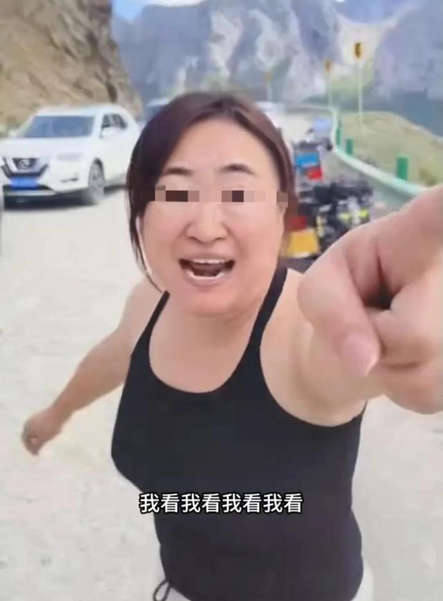 奔驰车逆行后续：踹车骂人拒赔偿，录像很炸裂，身份被扒 难怪嚣张