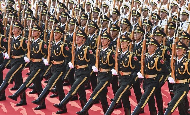 特朗普在白宫看阅兵，结束后下达了一个命令：重振美国军队