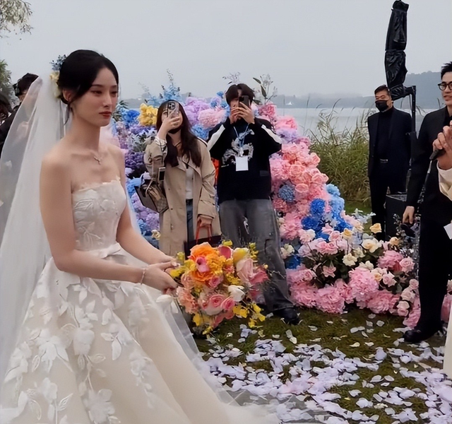 幸不幸福一目了然，黄子韬举办世纪婚礼，鹿晗生病女友却不吭一声