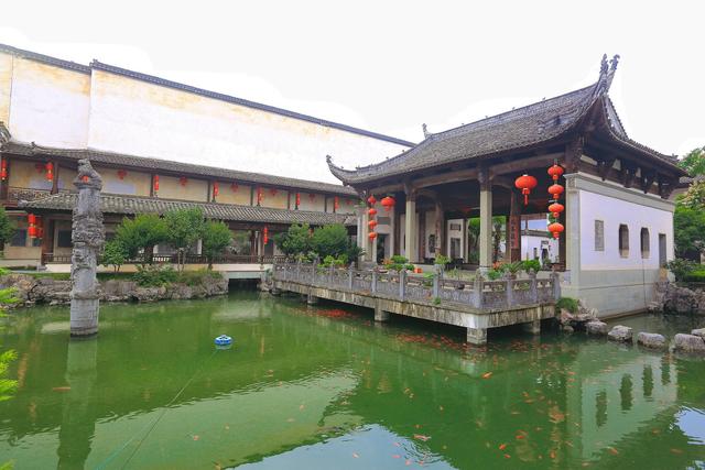 安徽歙县有一座徽商大宅院，雕梁画栋尽显风华，是徽州文化的圣殿