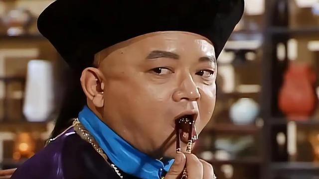 和珅出上联：三斤四两五花肉，纪晓岚对出下联，和珅吓得当场下跪