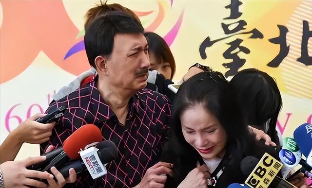 从歌王沦为“台独”的他，赔光家产还欠下百万债务，如今晚年凄凉