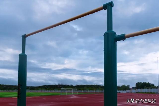 大爷轻松玩回环，年轻人却吊不起？别让久坐悄悄"掏空"你的身体！